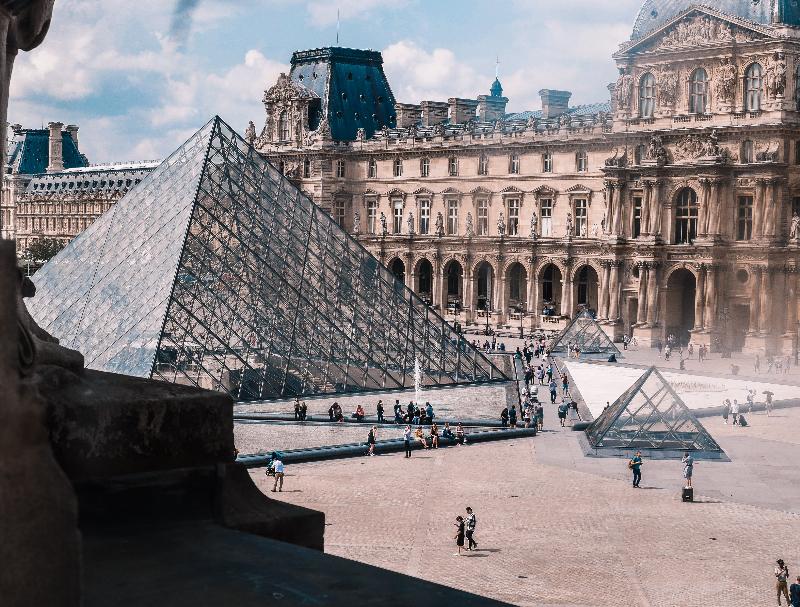 Lên lịch Bồ Đào Nha ghé thăm quảng trường Comercio Lisbon rộng lớn bên sông Tejo